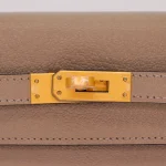 Best Replica Hermes - Kelly 25 Sellier HSS Gris Tourterelle Chèvre Brushed Gold HW Detail1