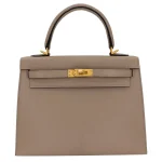 Best Replica Hermes - Kelly 25 Sellier HSS Gris Tourterelle Chèvre Brushed Gold HW Front Best Replica Hermes - Kelly 25 Sellier HSS Gris Tourterelle Chèvre Brushed Gold HW
