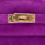 Mirror Quality Hermès Replicas - Kelly Pochette Doblis Ultraviolet Suede Gold HW Detail1